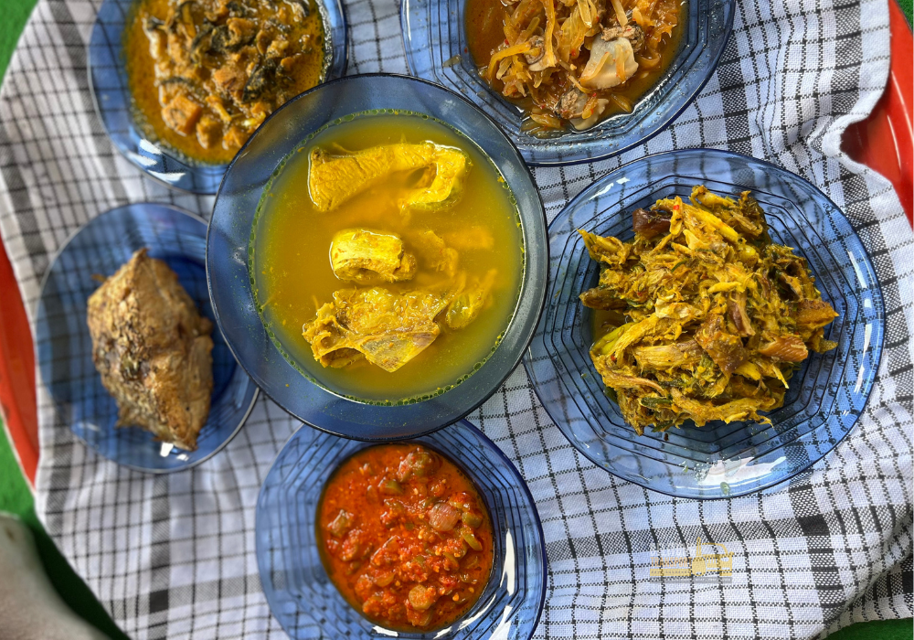Makan Bedulang di Pulau Mendanau, Desa Selat Nasik: Tradisi Otentik yang Tak Lekang oleh Waktu